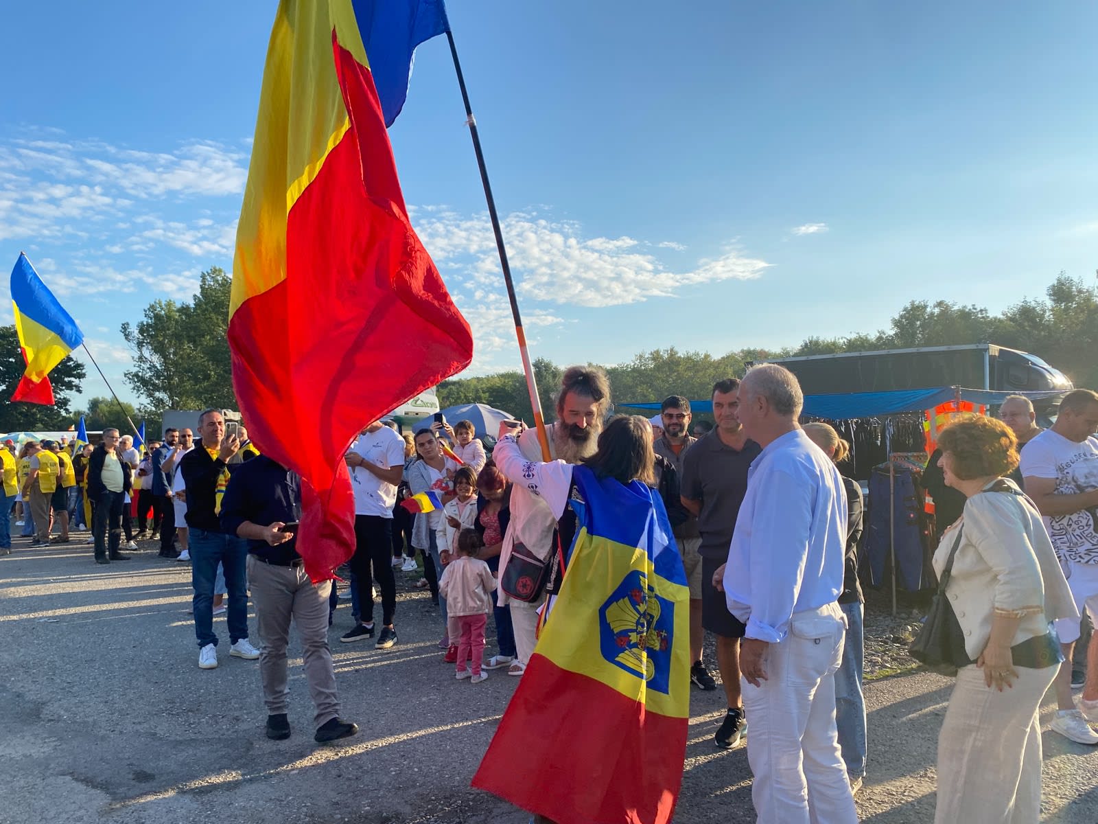 Călin Georgescu salutând susținători la Târgul de la Călugăreni