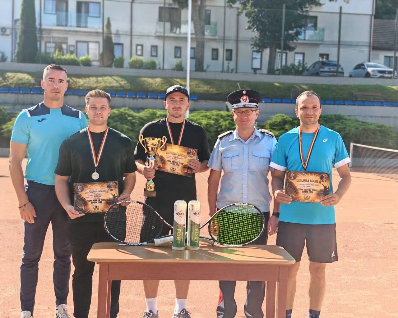 Echipaj de pompieri jucând tenis pe teren sportiv