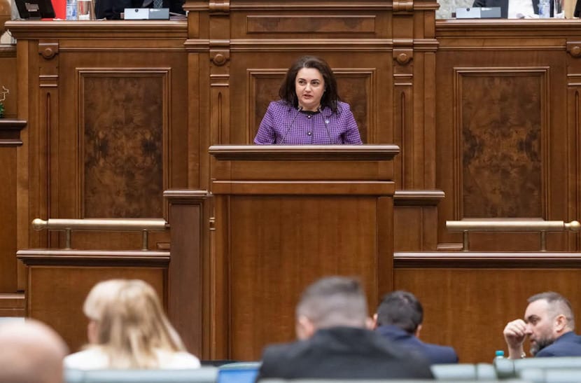 Senator Andra Bică în discurs public, simbol al apărării sistemului educațional și medical
