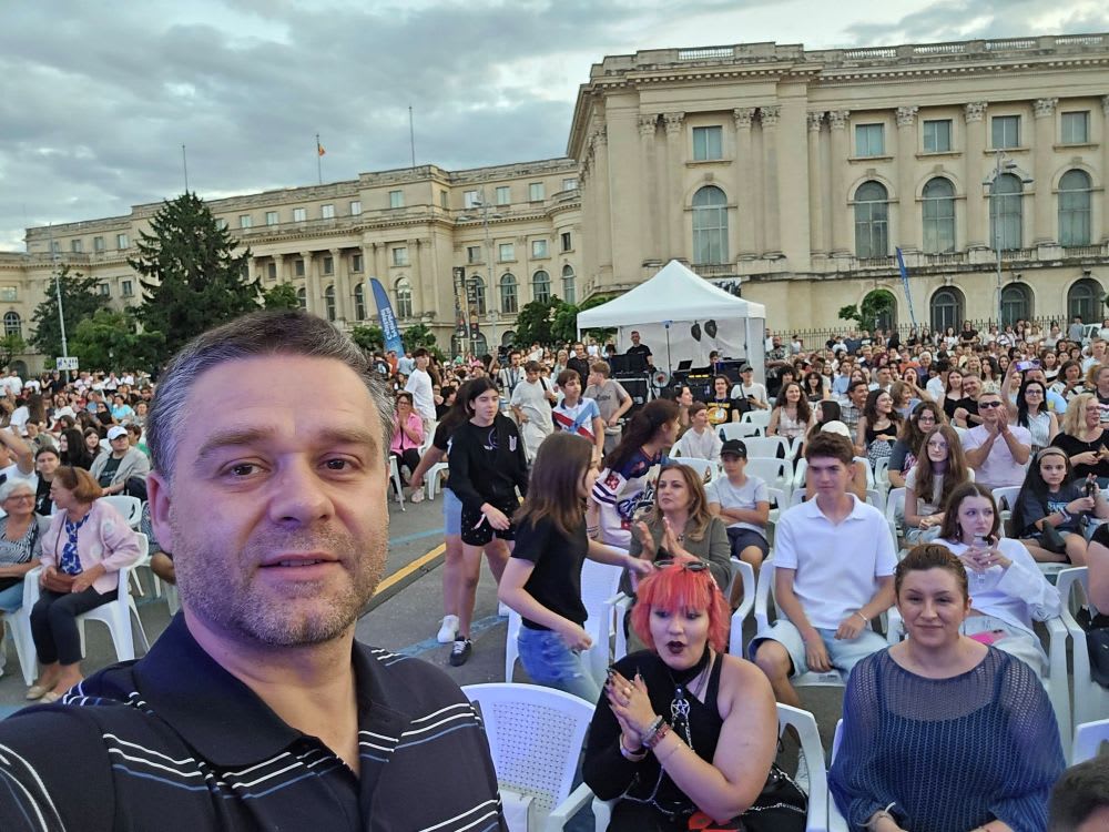 Elevi în proces de realizare a unui film pentru festivalul BOOVIE Elevi în proces de realizare a unui film pentru festivalul BOOVIE