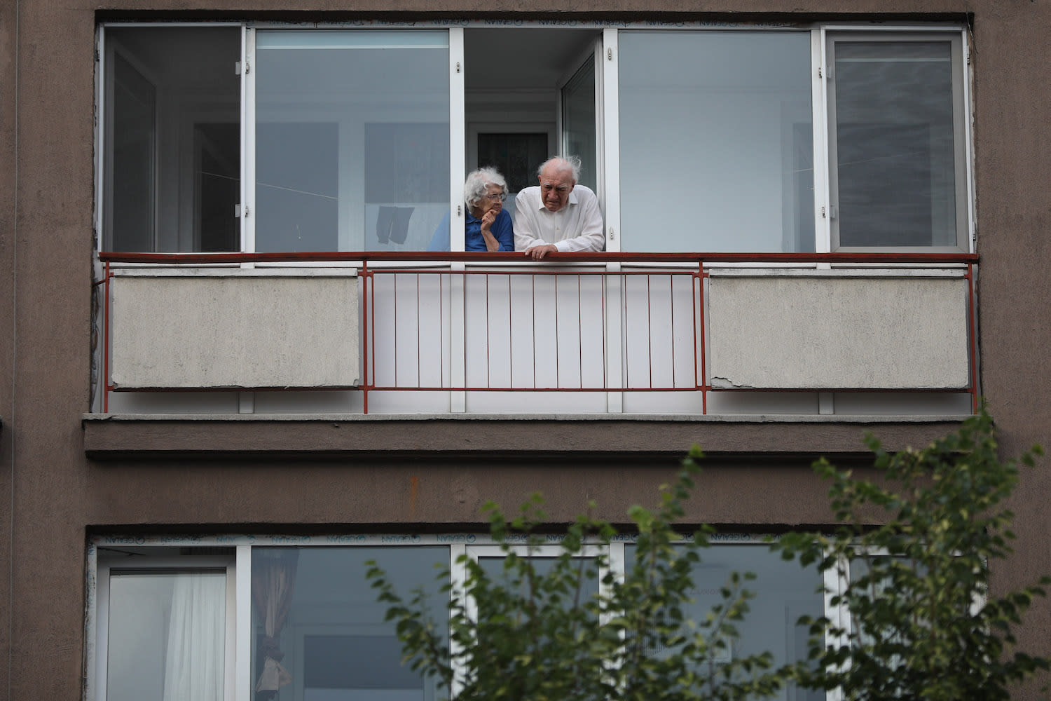 Seniori care discută într-un centru de socializare