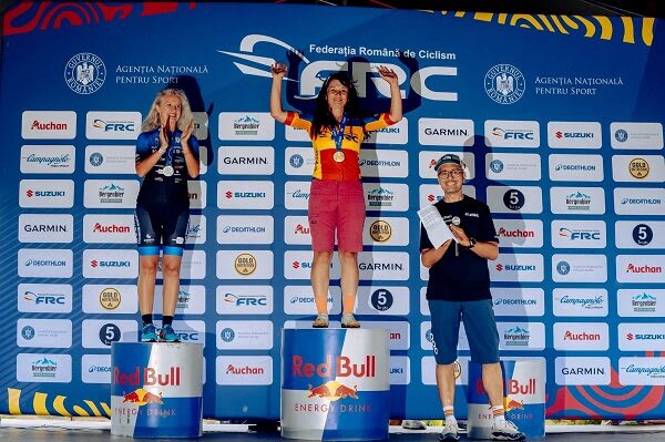Giulia și Tania Pârvu pe traseu de mountain biking în Cheile Grădiștei Giulia și Tania Pârvu pe traseu de mountain biking în Cheile Grădiștei