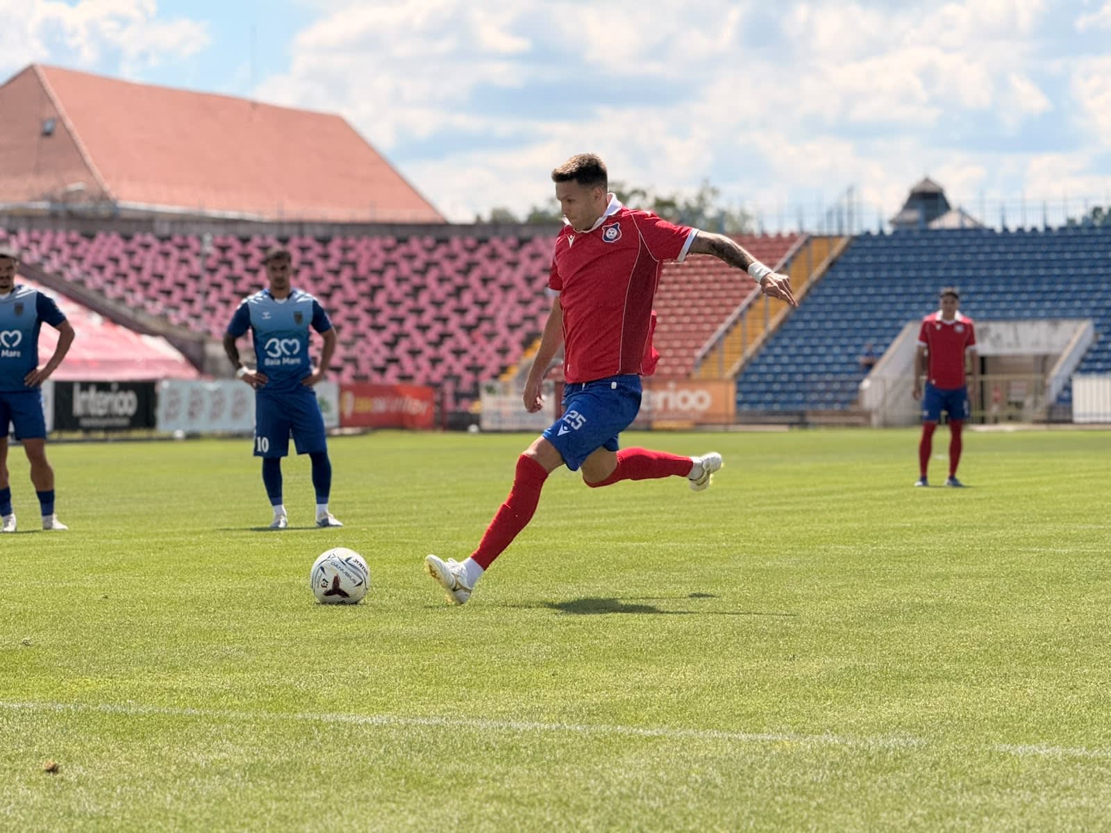 Fotbal în teren cu jucători în acțiune, Stadionul Iuliu Bodola, Oradea