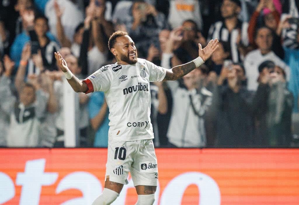 Neymar marcând un gol pentru Santos pe terenul de fotbal Neymar marcând un gol pentru Santos pe terenul de fotbal