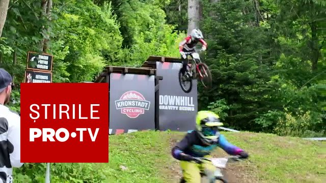 Sportivi downhill în acțiune pe traseu montan în Poiana Brașov