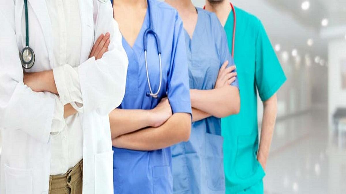 Tineri candidați susținând examenul de admitere la medicină Tineri candidați susținând examenul de admitere la medicină