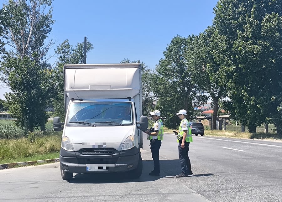Polițiști din Baia verificând autovehicule și persoane în teren Polițiști din Baia verificând autovehicule și persoane în teren