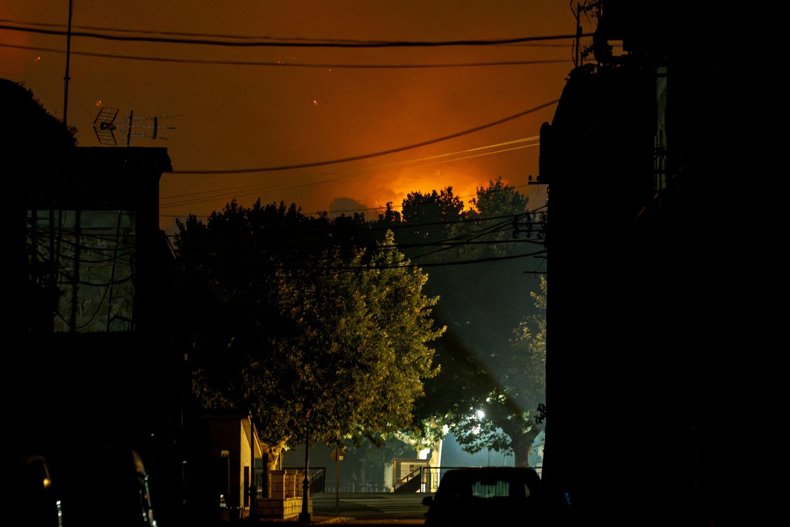 Echipaje de intervenție în zona Vall d’Uixó, Spania, în timpul incendiilor de vegetație