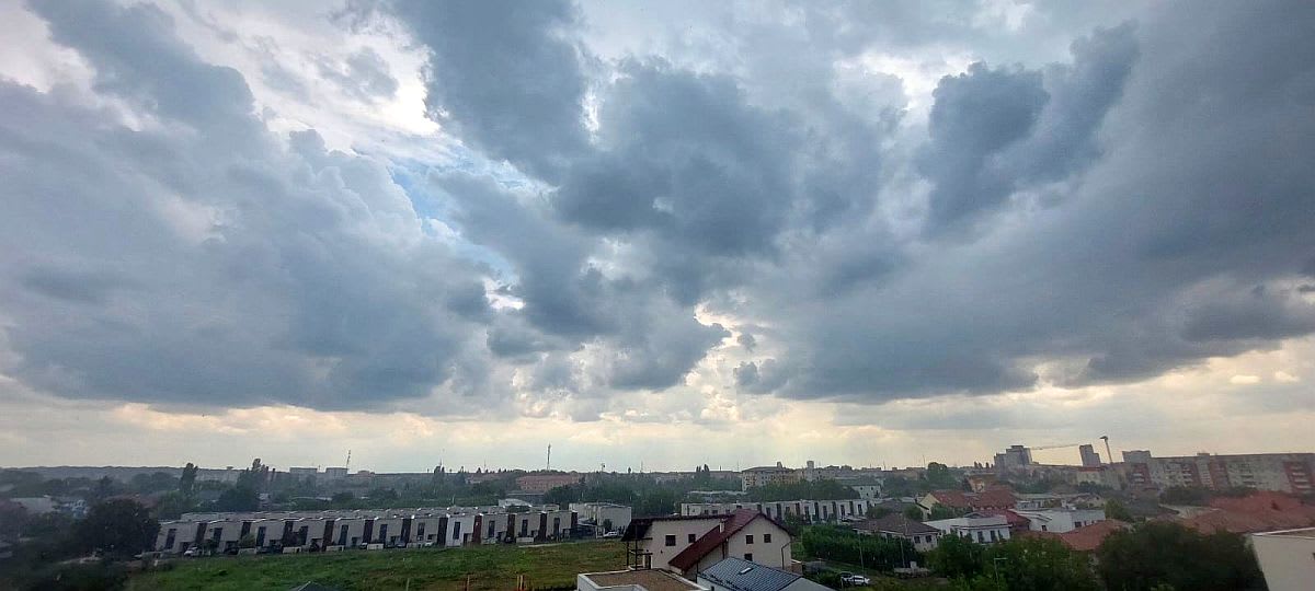 Vânt puternic și ploi torențiale în zona de vest a României