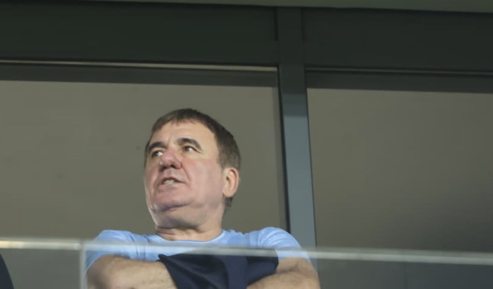 Gică Hagi în tribune la meciul Dinamo – Craiova, discutând cu Marius Niculae