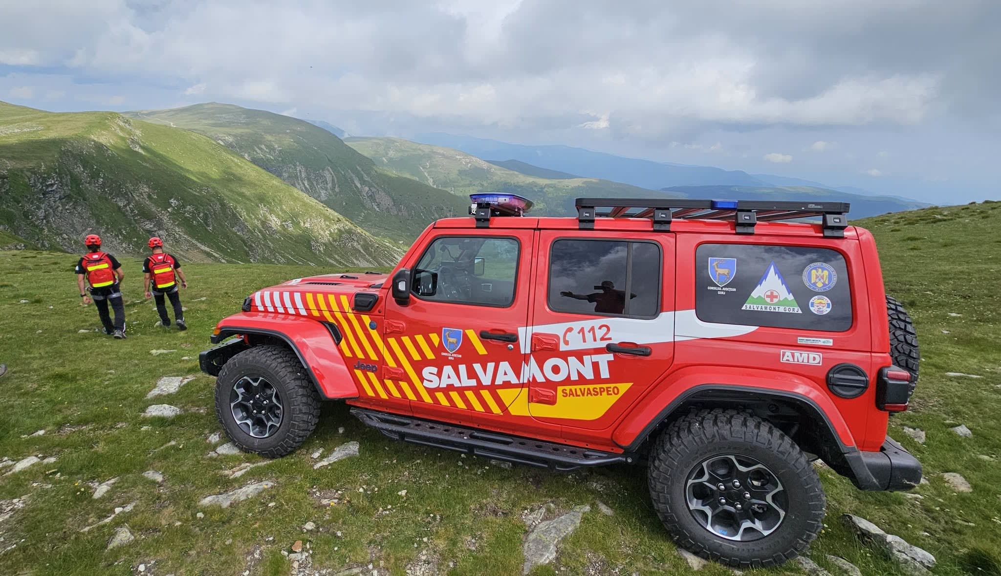 Salvamont Gorj în munți, drumeție, peisaj montan, salvatori în acțiune