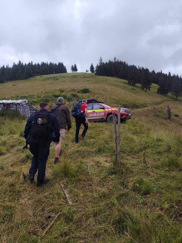 Salvamontiști recuperând ucraineni din munte în Maramureș