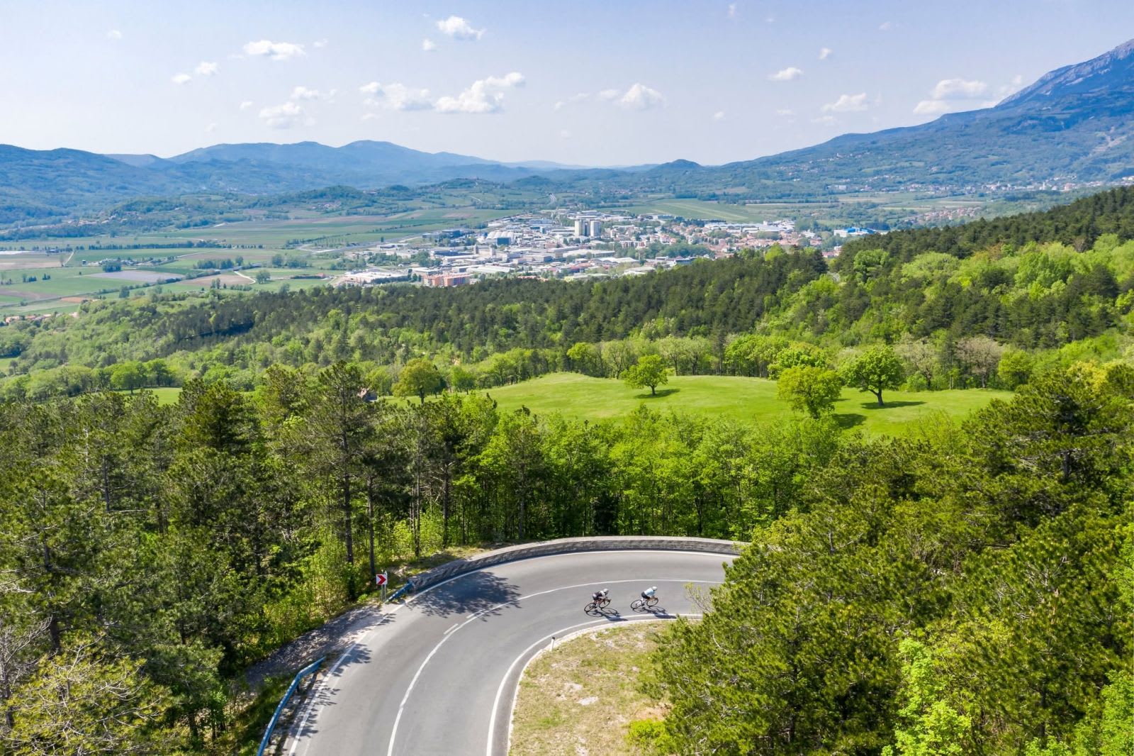 Peisaj mediteraneean cu podgorii și sate medievale în Slovenia
