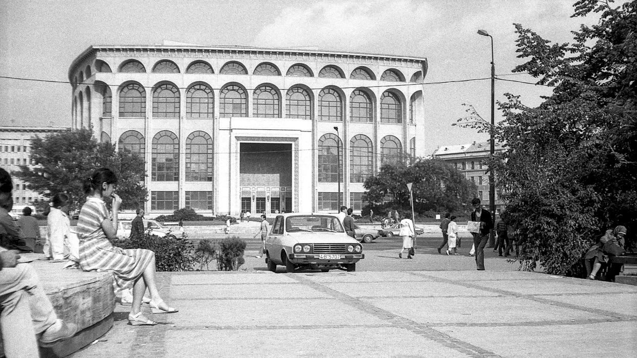 Fotografie din Piața Universității București, anii '80, cu oameni și clădiri vechi și noi