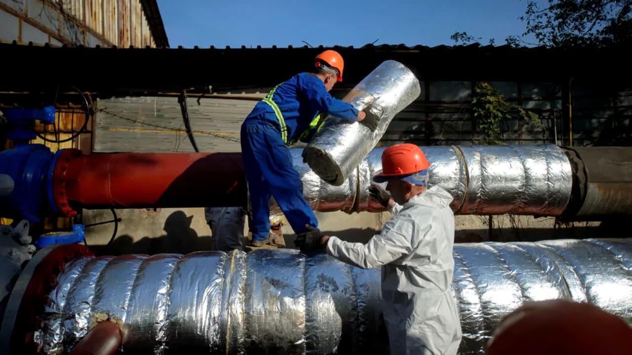 Echipamente de gaz și muncitori în timpul lucrărilor la centrala Grozăvești