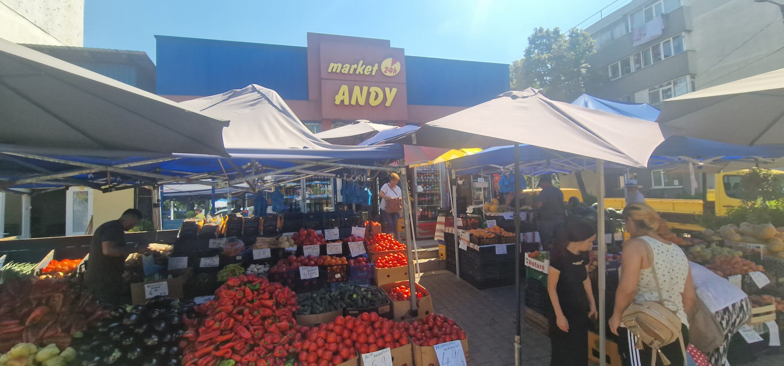 Produse proaspete de legume și fructe în piața din Giurgiu