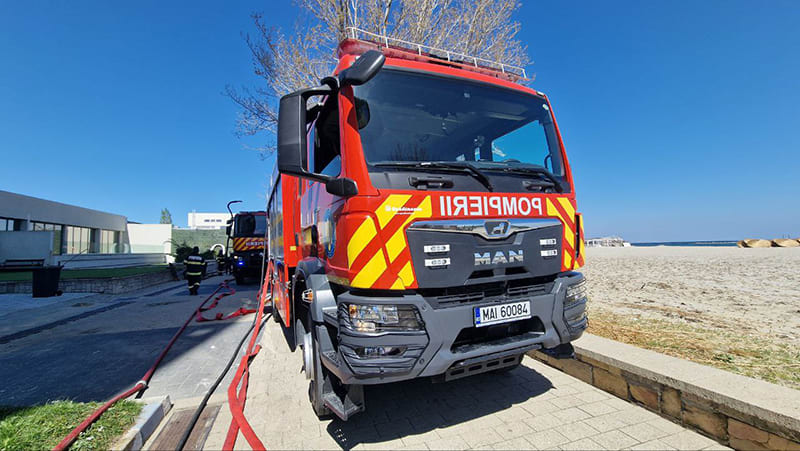 Pompieri stingând incendiu la un container pe plaja din Mamaia Nord