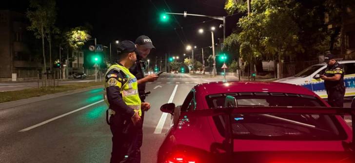 Polițiști din Timișoara verificând autovehicule în trafic