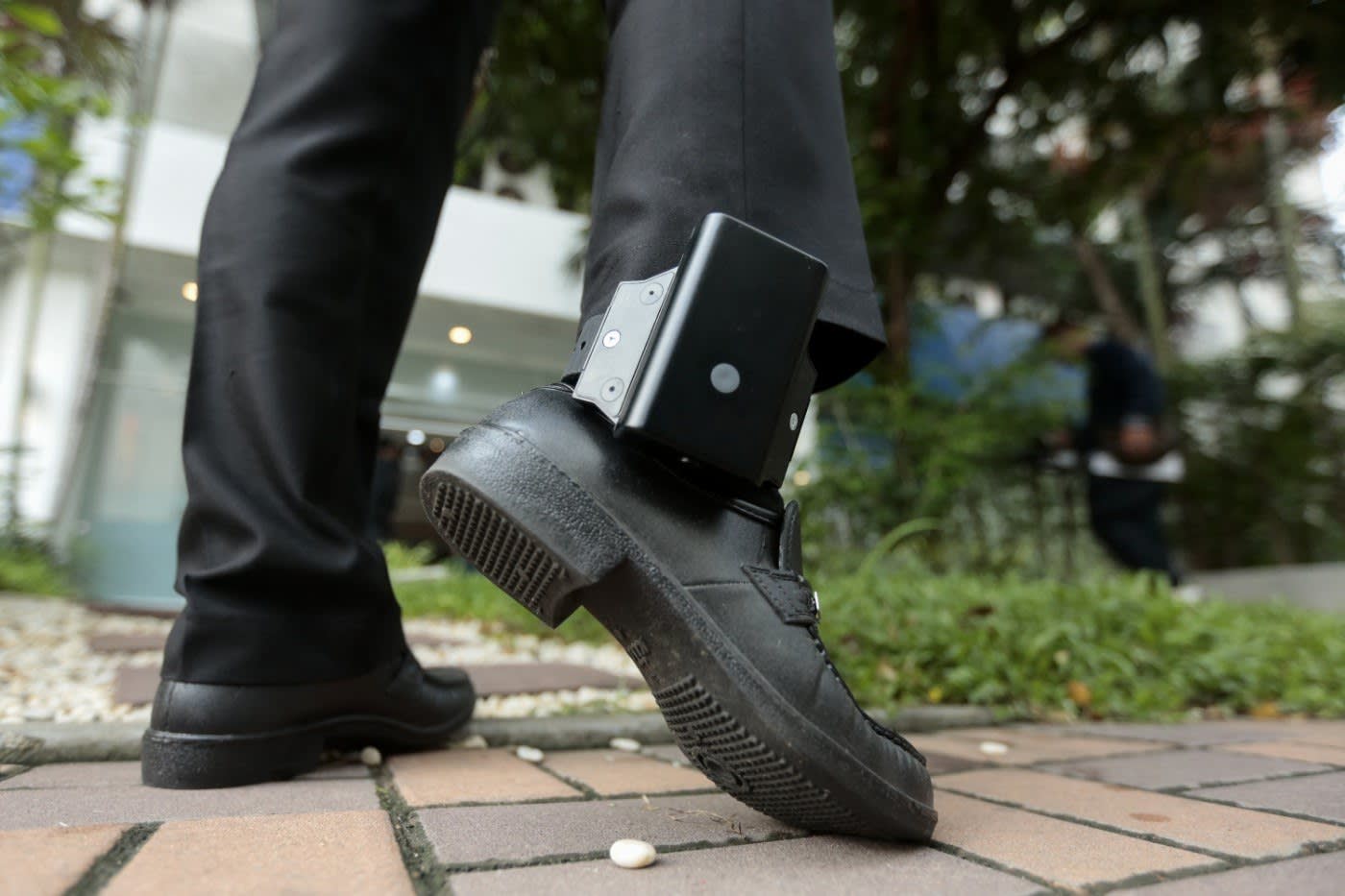 Polițist verificând dispozitivul de monitorizare electronică în Gorj Polițist verificând dispozitivul de monitorizare electronică în Gorj