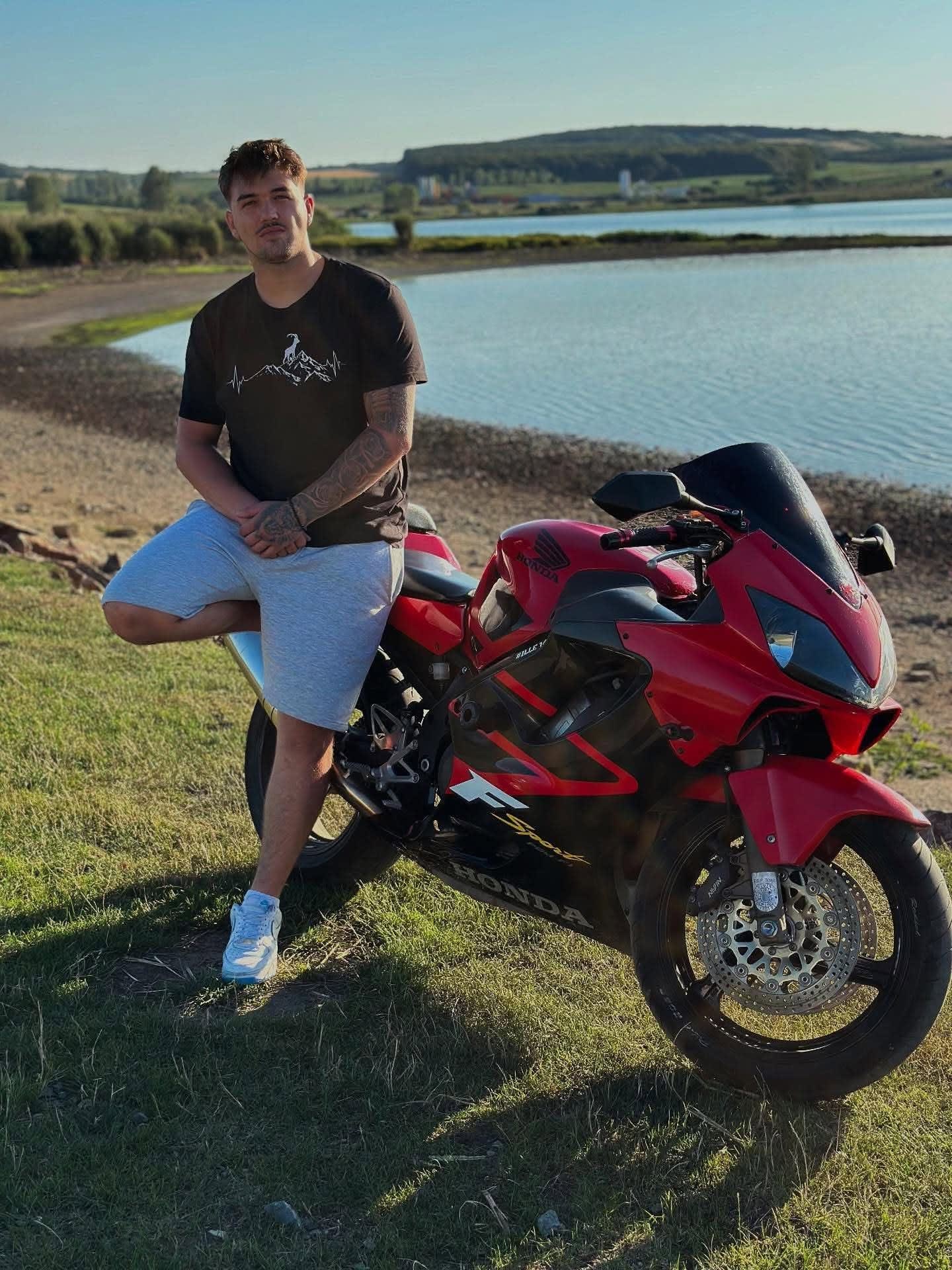 Motociclist în echipament de protecție pe motocicletă, accident în Sălaj Motociclist în echipament de protecție pe motocicletă, accident în Sălaj