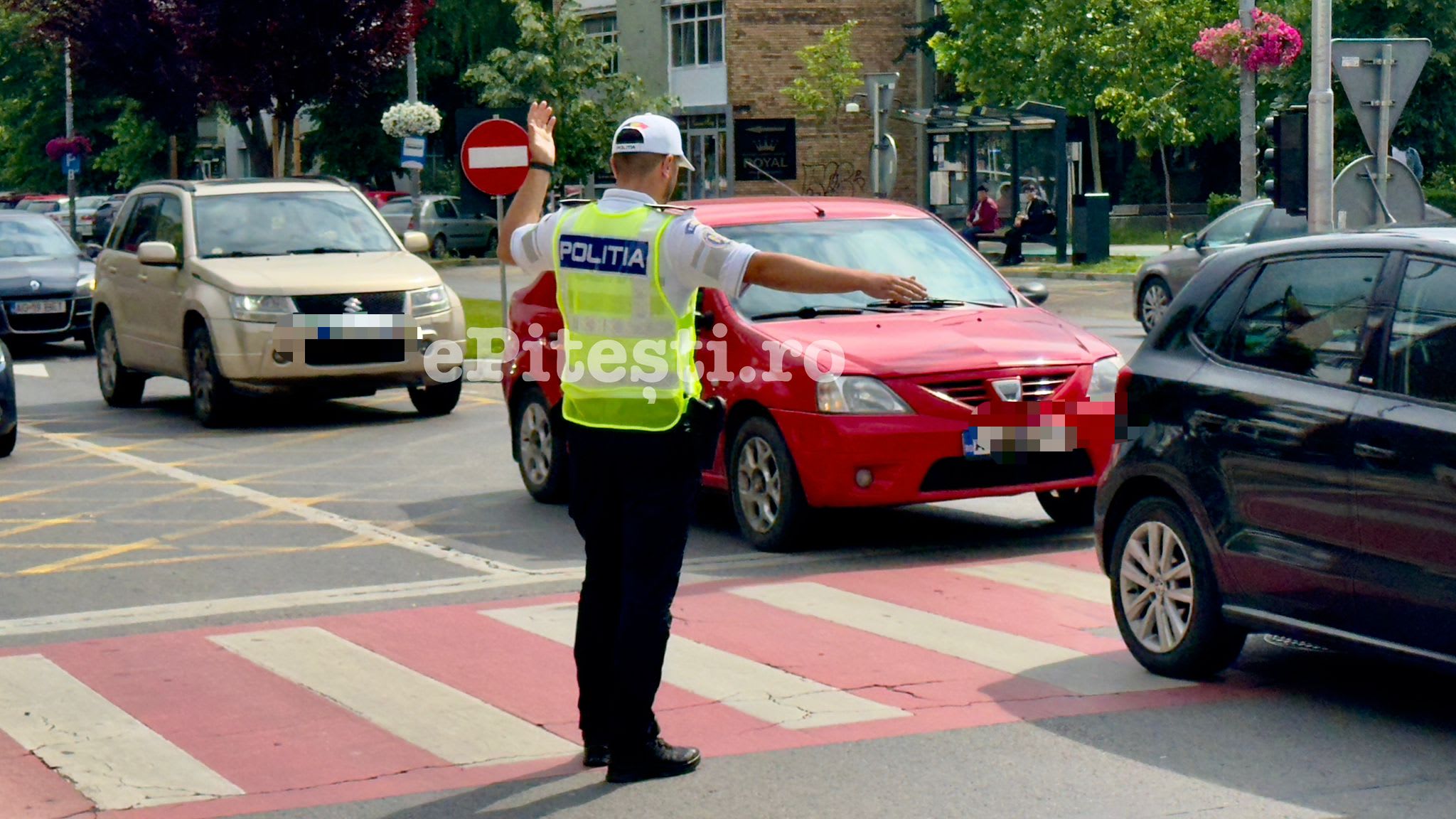 Polițist rutier verificând viteza unui șofer pe autostradă, România