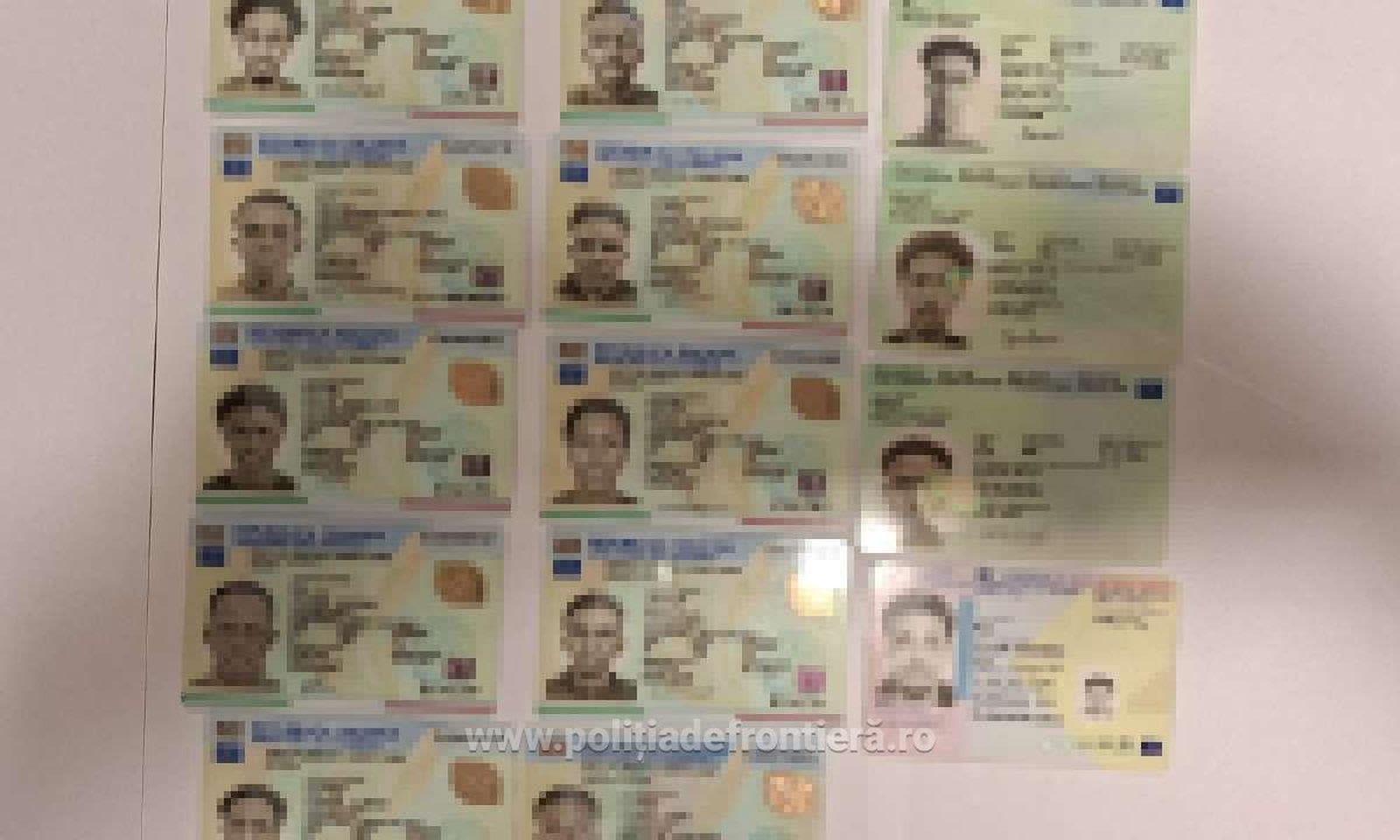 Polițiști de frontieră verificând documente la aeroport
