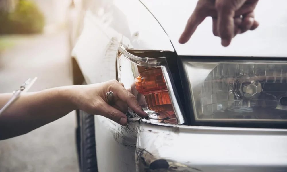 Tânăr reținut de polițiști după vandalizarea unei mașini