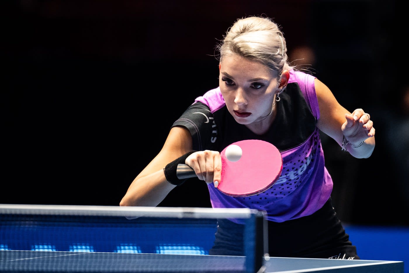 Bernadette Szocs scoate un mieunat în timpul meciului de tenis de masă