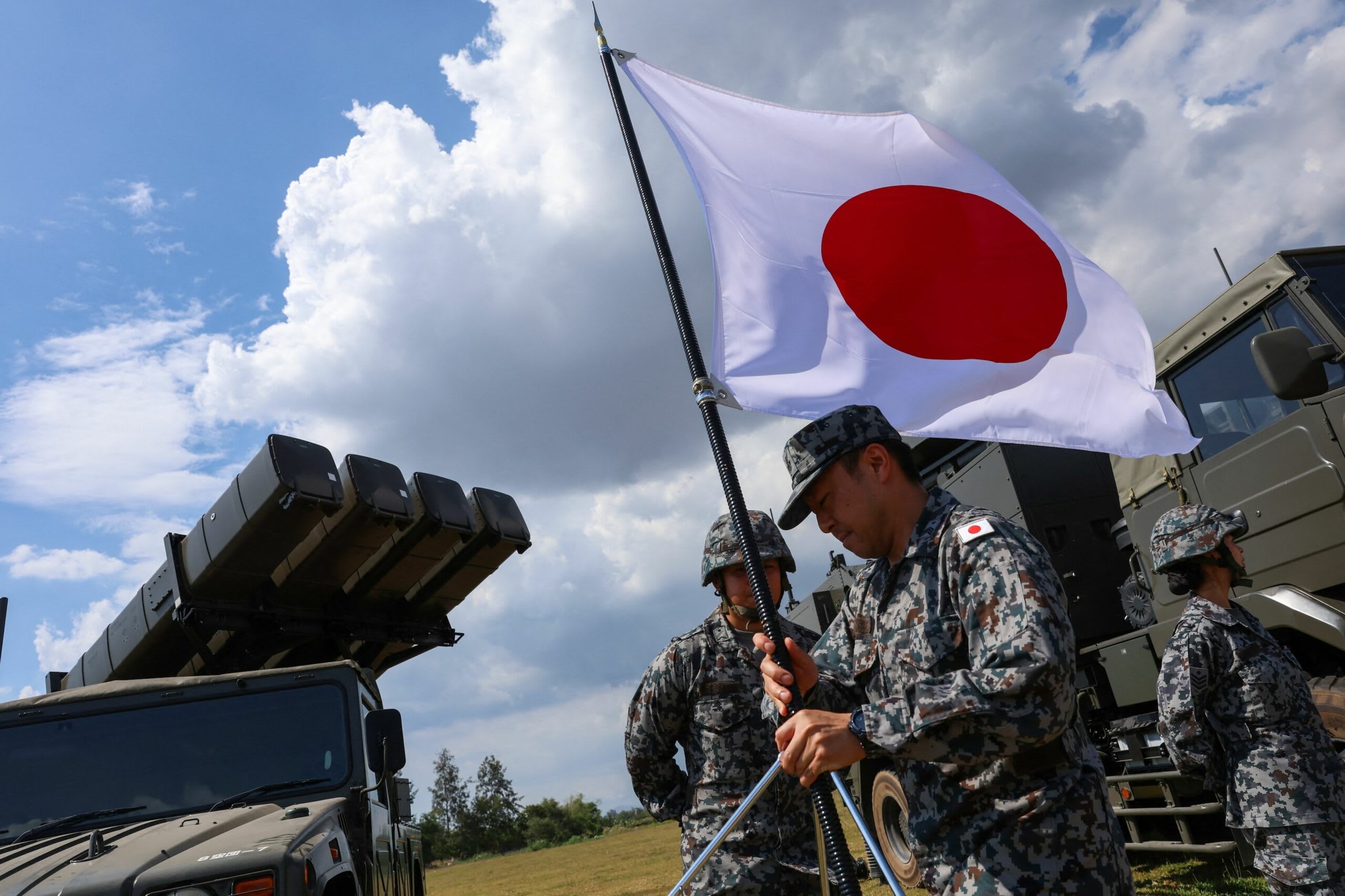 Ofițer de informații japonez în acțiune, tehnologie de supraveghere, context de securitate