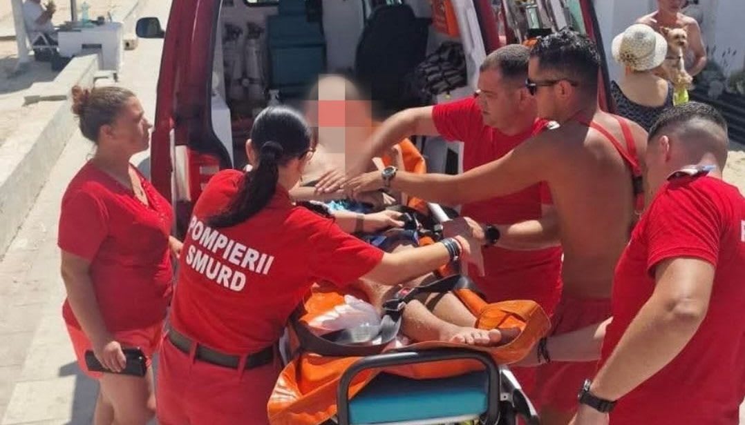 Salvamari intervenind pentru salvarea unor persoane din mare la Mamaia