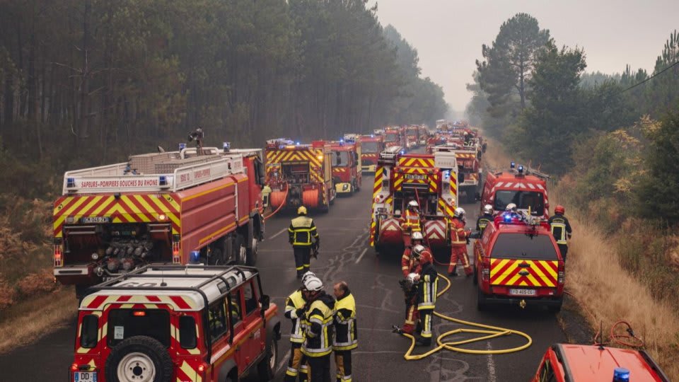 Pompieri francezi și militari intervenind la incendiu în regiunea Bordeaux