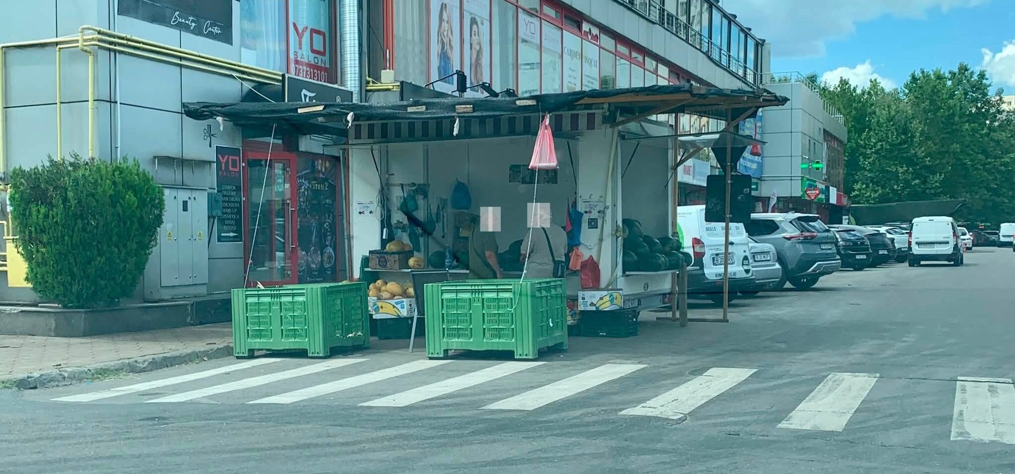 Vânzători de pepeni și rochițe colorate în parcare publică din Sector 3