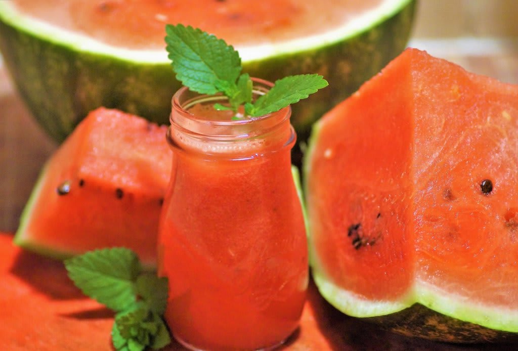 Smoothie cu pepene roșu și mentă, băutură răcoritoare de vară