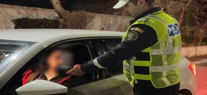 Polițiști de la Rutieră verificând un șofer în Timișoara