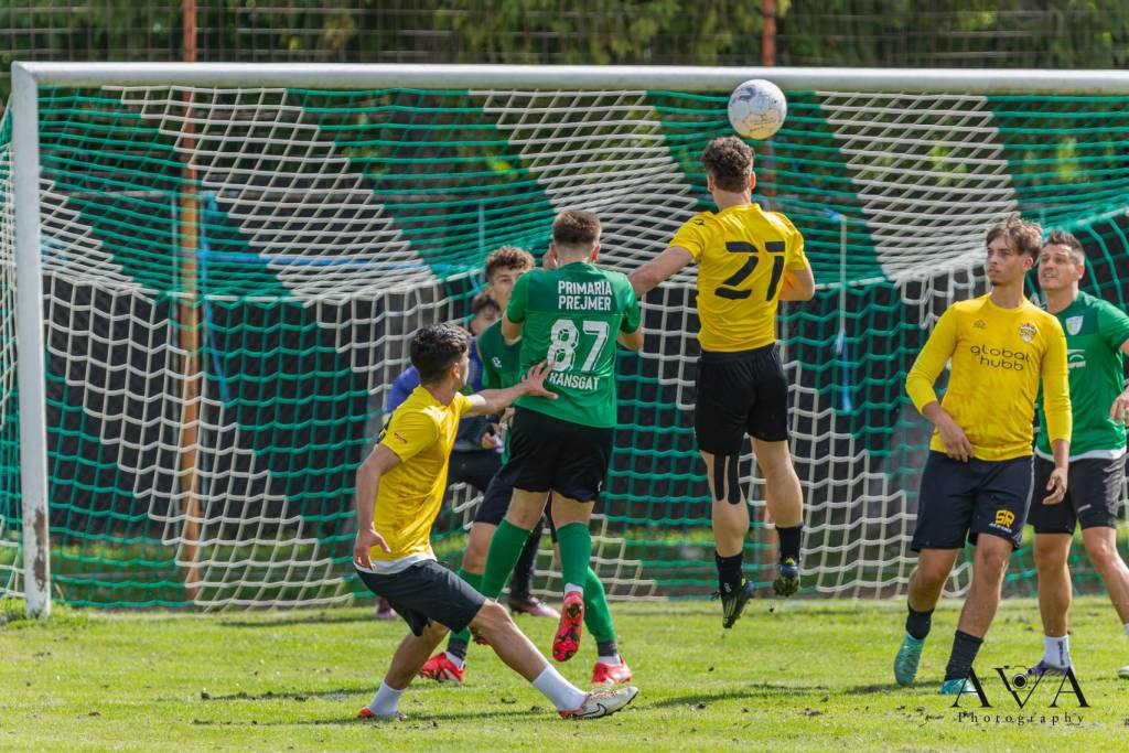 Jucători de fotbal SR Brașov în acțiune pe teren