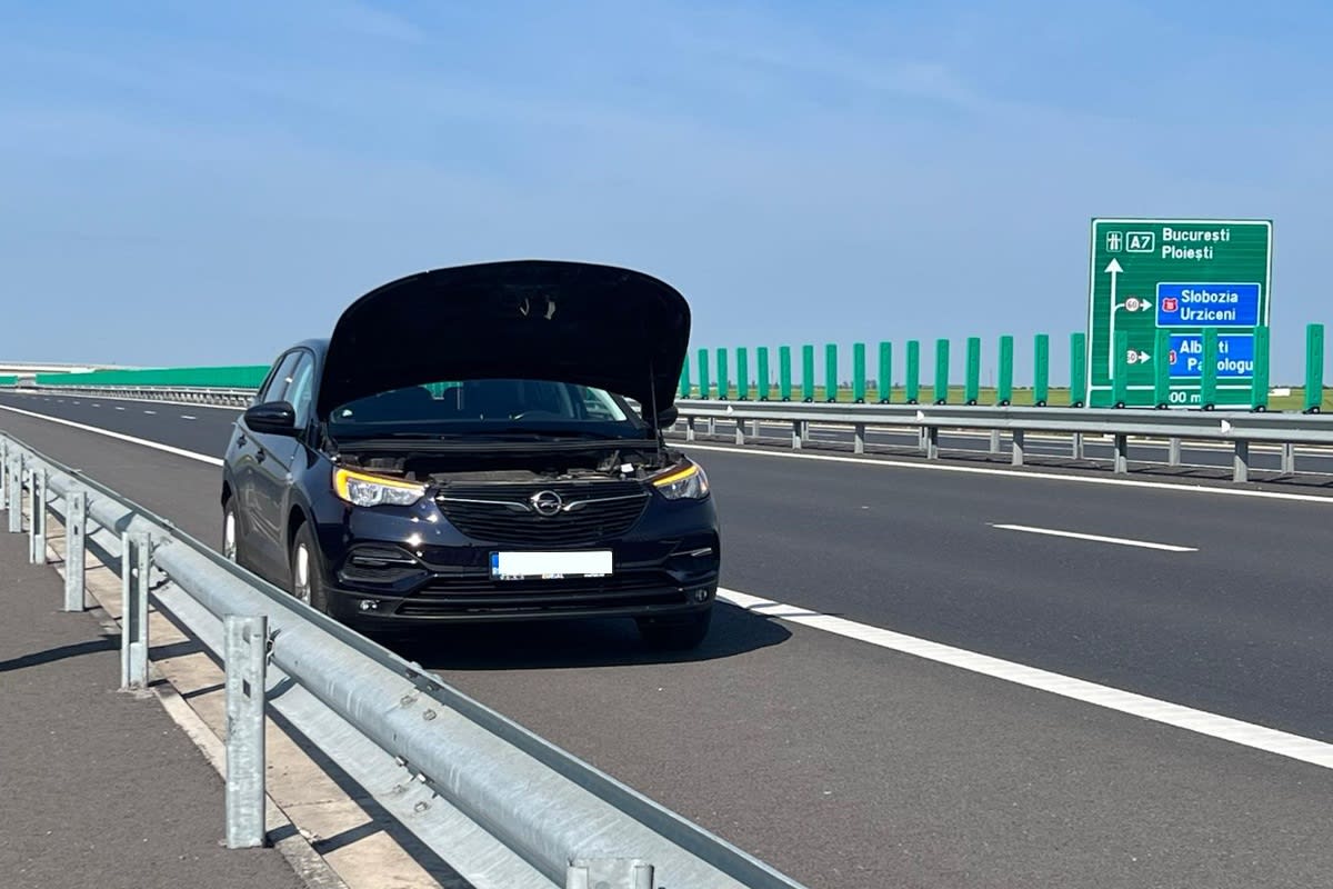 Șofer părăsind mașina pe banda de urgență, parapet de protecție, autostradă