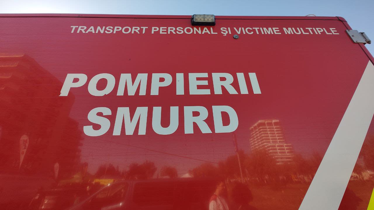 Echipaj de paramedici intervenind pentru victima unui accident rutier în Hârșova