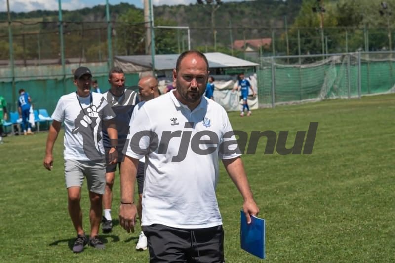 Jucători de fotbal CSM Târgu Jiu în acțiune pe teren