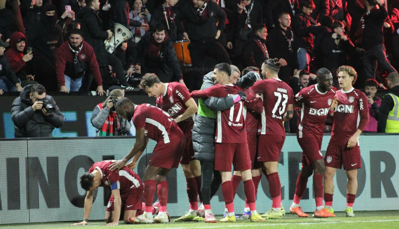 Jucători CFR Cluj în antrenament, stadion, echipament sportiv