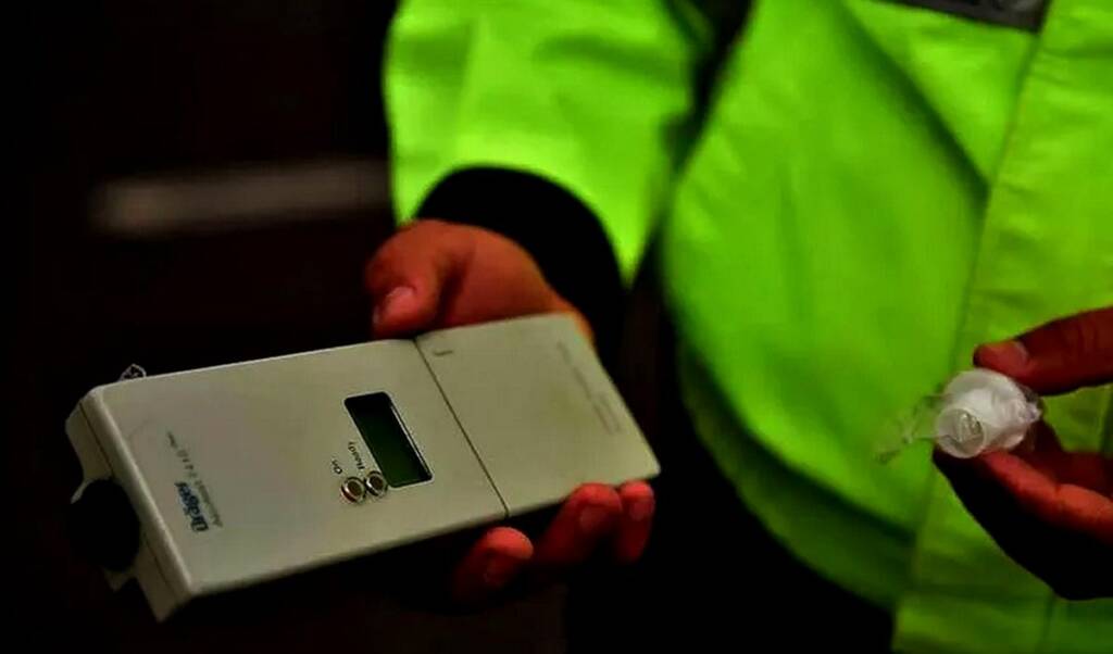 Polițiști rutieri verificând un șofer în Brașov