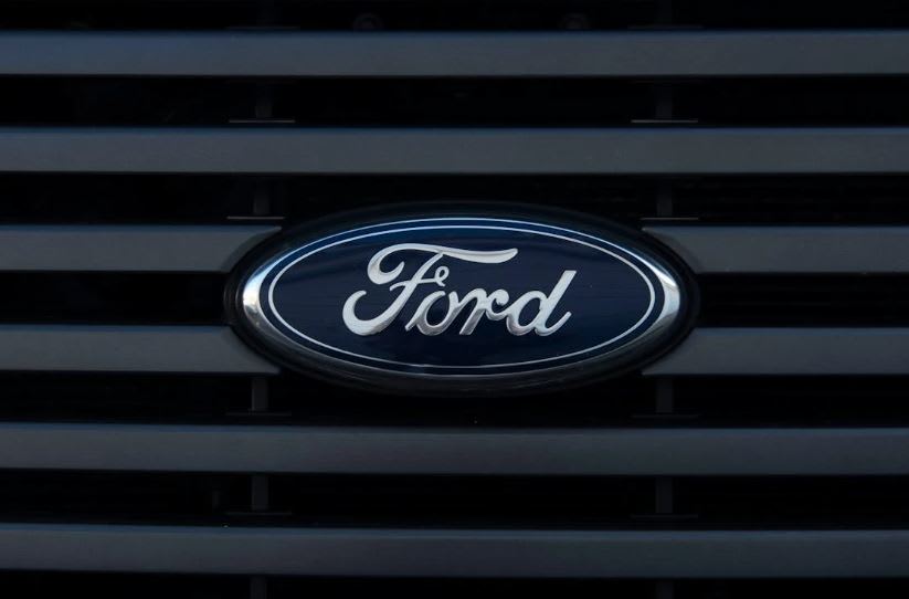 Mașini Ford în service, echipe de reparații, vehicule afectate