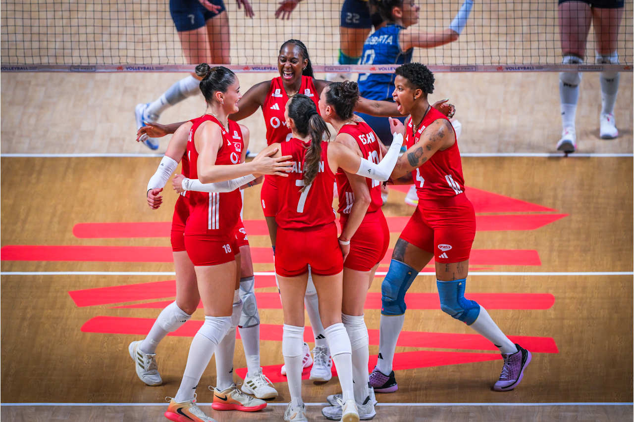 Jucătoare de volei feminin în acțiune în finala Ligii Națiunilor 2026