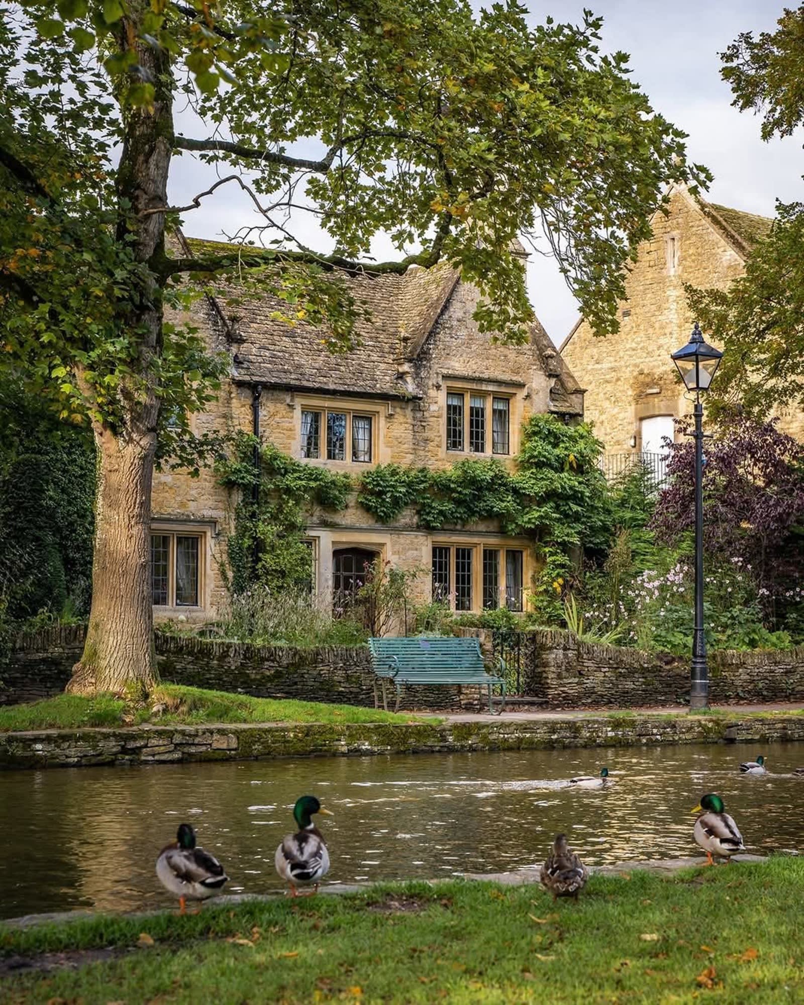 Sat pitoresc Bourton-on-the-Water cu mulțime de turiști pe malul râului