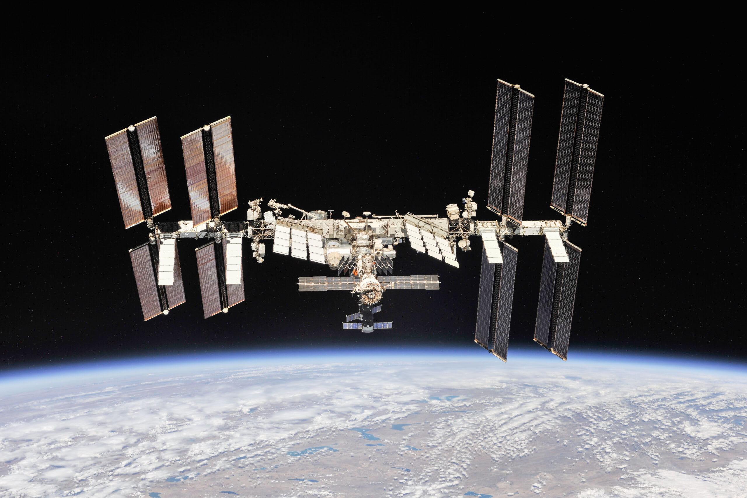 Astronauti în spațiu pregătindu-se pentru întoarcere pe Pământ