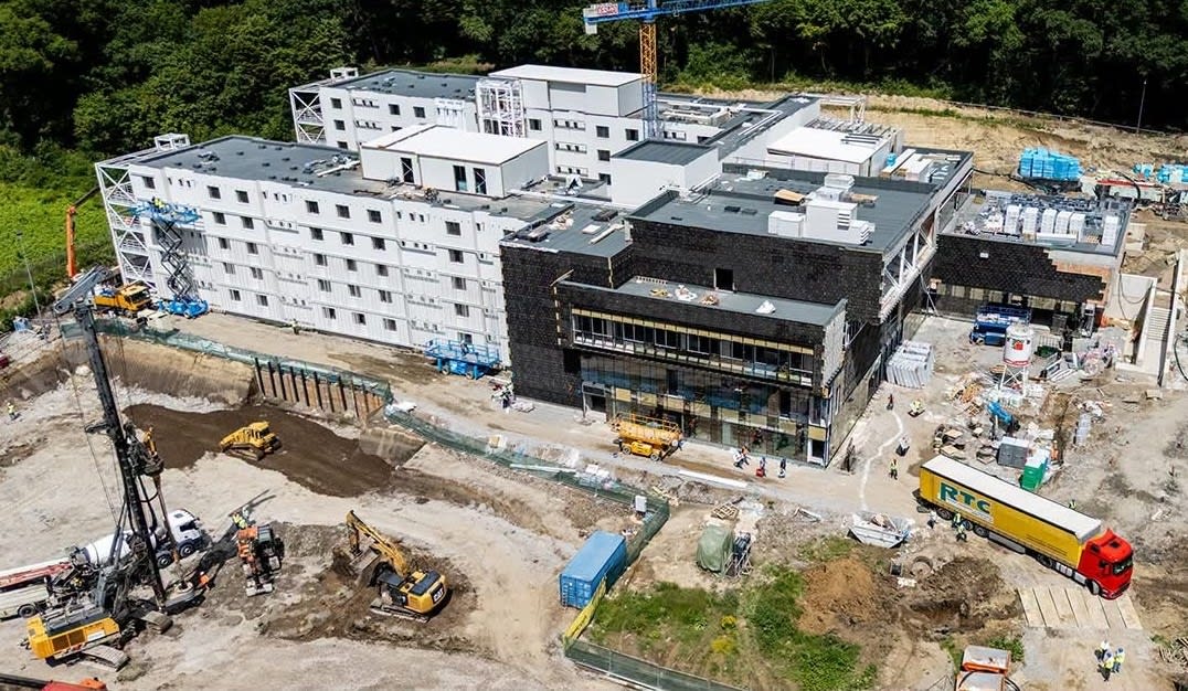 Clădire modernă a spitalului universitar din Târgu Mureș, în construcție
