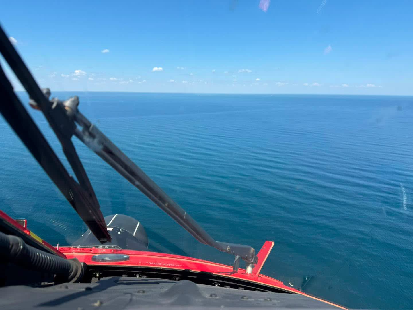 Elicopter Black Hawk în zbor deasupra Mării Negre în zona Sfântu Gheorghe