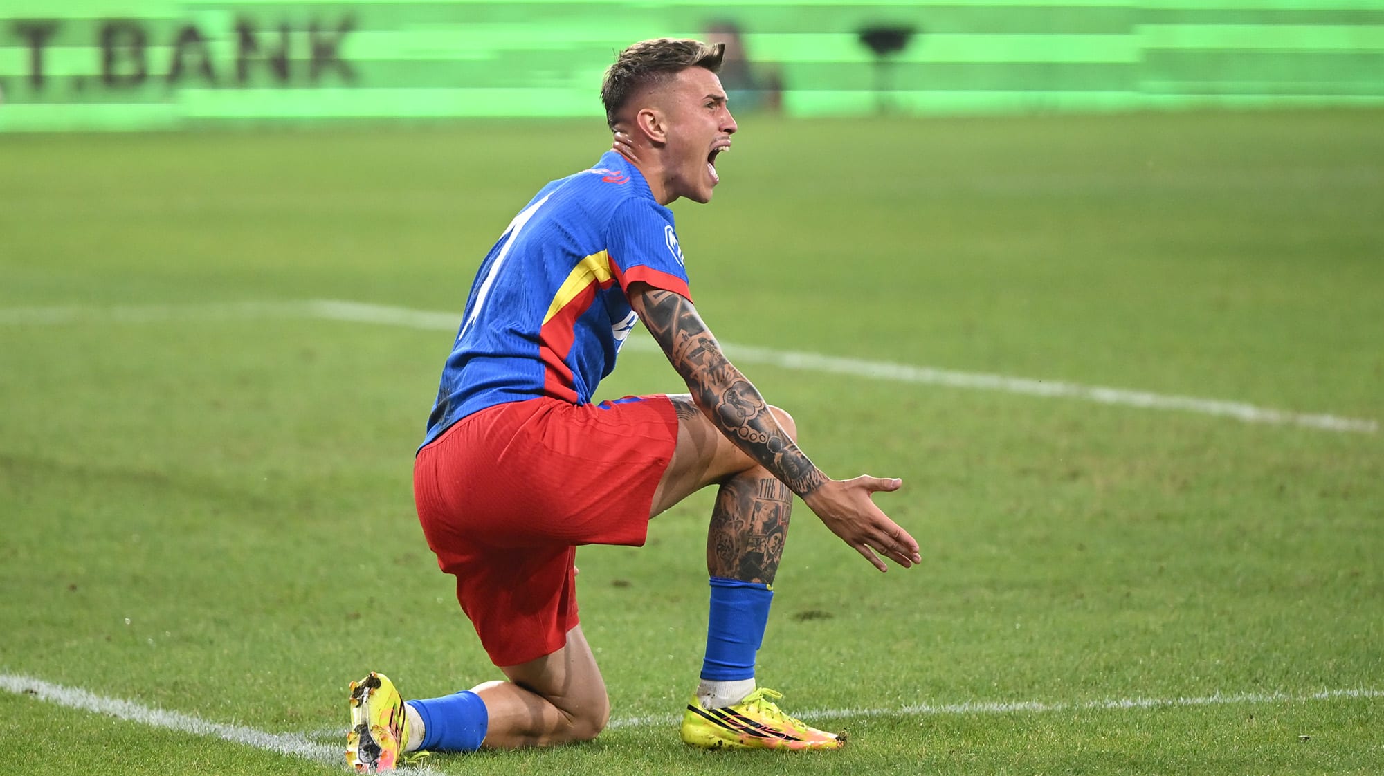 Fotbalistul Octavian Popescu în acțiune pe teren, FCSB Fotbalistul Octavian Popescu în acțiune pe teren, FCSB