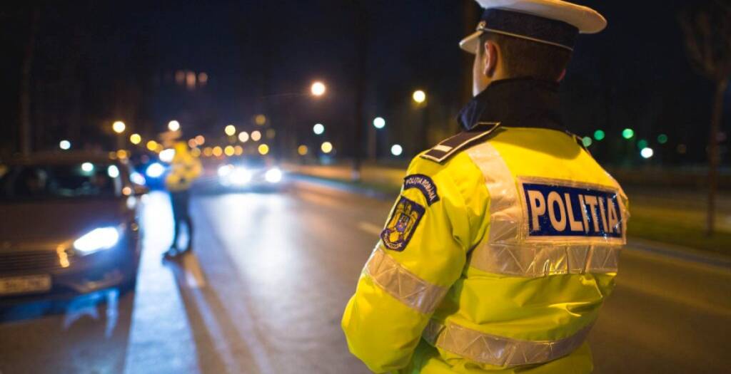 Polițiști brașoveni oprind un autoturism pentru control rutier