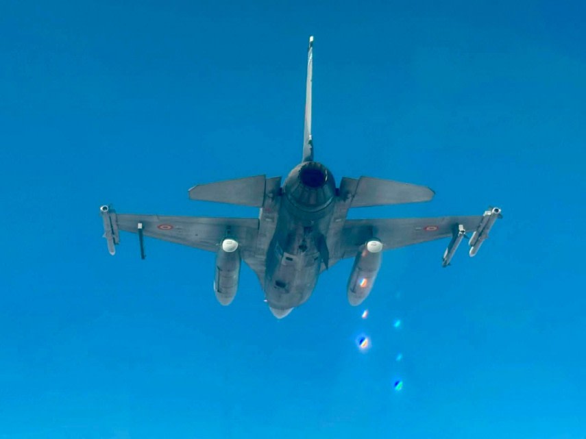 Pilot de F-16 doborând o dronă neautorizată în spațiul aerian al României