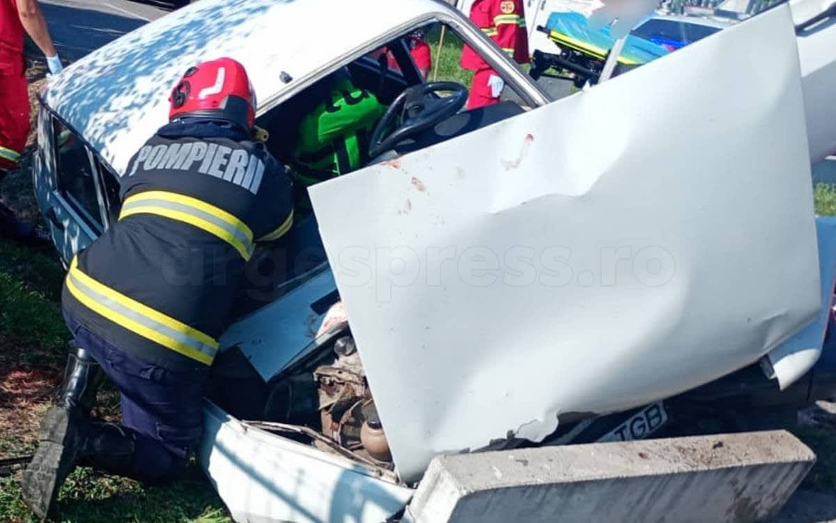 Echipaje de pompieri și ambulanțe la locul accidentului din Argeș